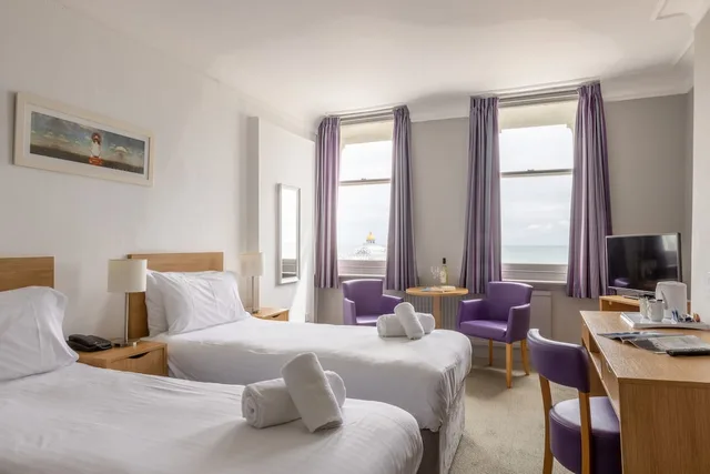 غرفة سوبيريور بسريرين منفصلين بإطلالة على البحر، Burlington Hotel 1/3