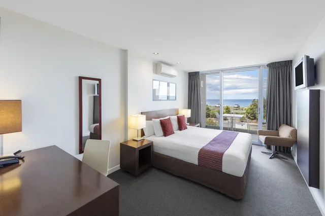 شقة بسرير كينج بإطلالة على البحر بغرفة نوم واحدة مع أريكة، Wyndham Resort Torquay 1/5