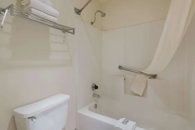 Downstairs, 2 Queen Beds، Best Western Sunrise Inn 4/4