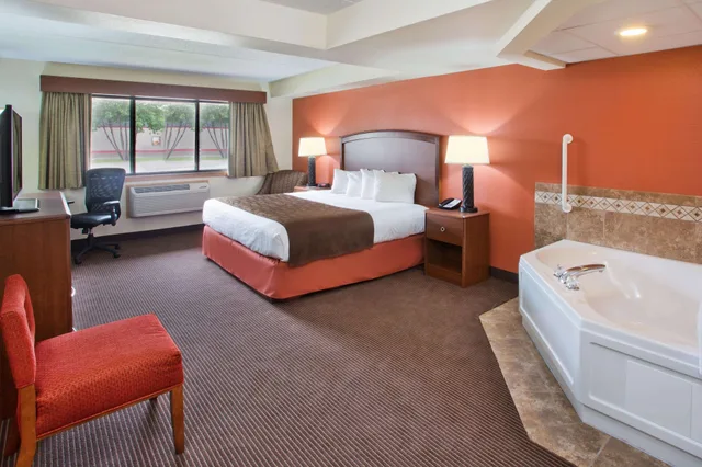 غرفة بسرير كينج، AmericInn by Wyndham Grand Forks 1/2