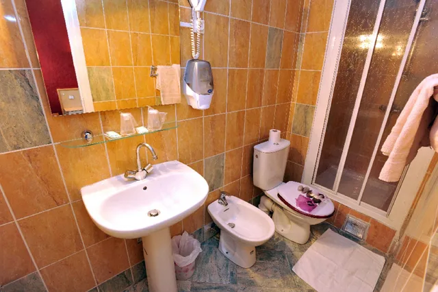 غرفة رباعية بسرير مزدوج وسريرين منفصلين، Altona Hotel 8/10