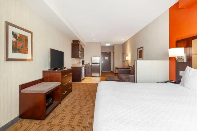 جناح بسريرين كينج بغرفتي نوم مع أريكة بمطبخ صغير، Best Western Plus Chateau Fort St. John 3/4