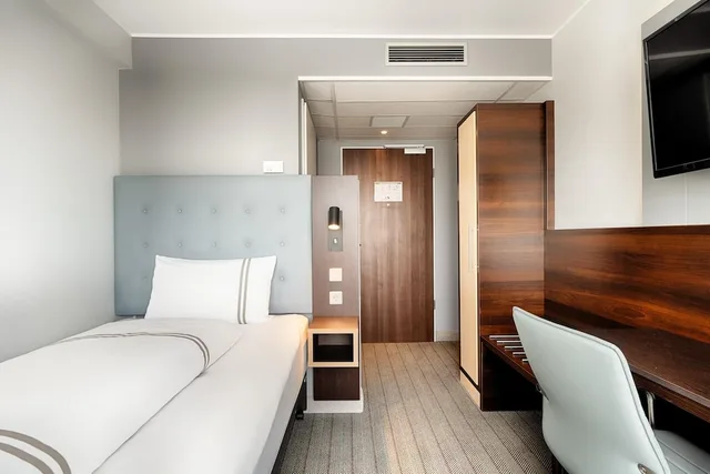 Family, Triple, 1 Double and 1 Single Bed, Premier Inn Cologne City Centre hotel 2/5