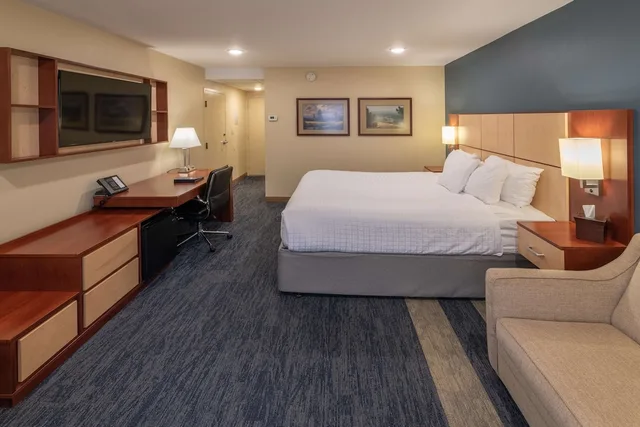 غرفة قياسية بسرير كينج بإطلالة على الفناء مع أريكة، Best Western Plus Clocktower Inn 3/6