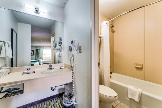 غرفة بسرير كينج لذوي الإعاقة، Wyndham Garden Wichita Downtown 4/4