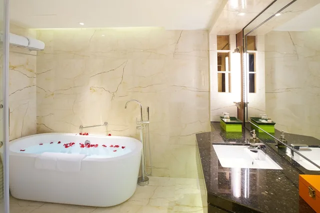 Suite, Queen Bed, Lake View, Xiamen Airlines Lakeside Hotel 2/2