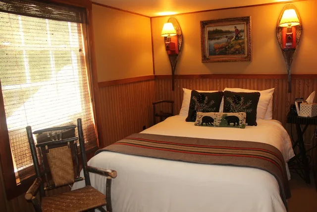 غرفة بسرير كوين، Lake Placid Stagecoach Inn 2/8