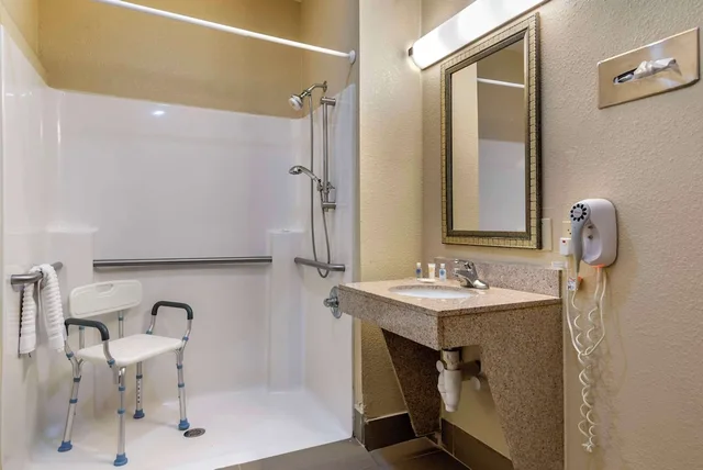 جناح بسرير كينج مع أريكة لذوي الإعاقة، Comfort Suites Montgomery East Monticello Dr 8/8