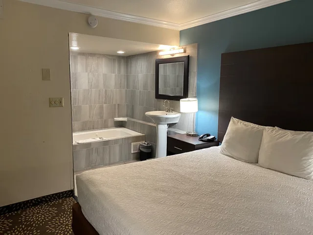 جناح بسرير كينج مع أريكة بحوض جاكوزي، Best Western InnSuites Tucson Foothills Hotel & Suites 9/10