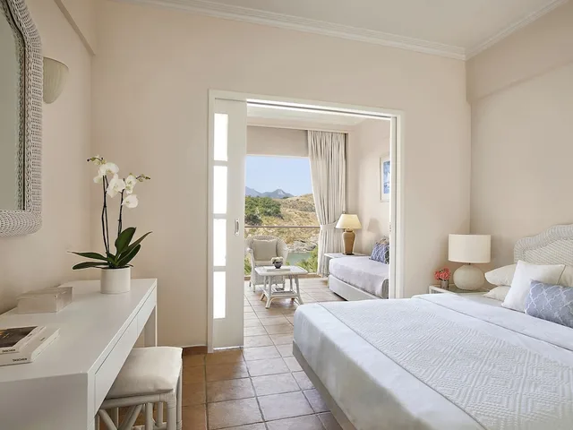 بنغل عائلي بسرير كينج وسريرين منفصلين بإطلالة على البحر، Grecotel Marine Palace & Aqua Park 1/6