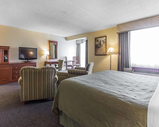 جناح بسرير كينج، Quality Inn & Suites Bay Front 2/2
