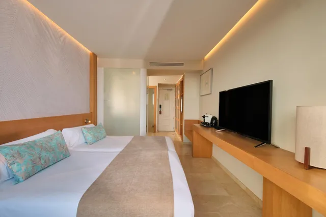غرفة سوبيريور بسرير مزدوج أو سريرين منفصلين بإطلالة جزئية على البحر، Hotel Son Caliu Spa Oasis Superior 1/10