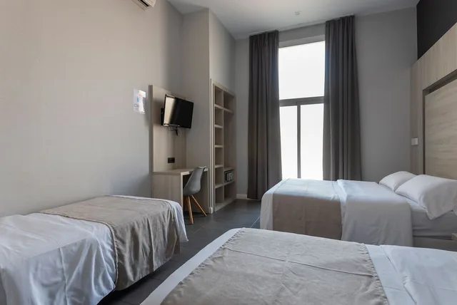 غرفة رباعية بسرير كوين وسريرين منفصلين بشرفة، Hostal Plaza Goya Bcn 3/5