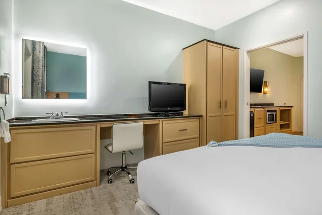جناح بسرير كينج مع أريكة، Quality Suites Downtown San Luis Obispo CA 4/8