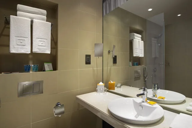 Studio, Queen Bed, Kitchenette, Centro Capital Centre By Rotana 3/4