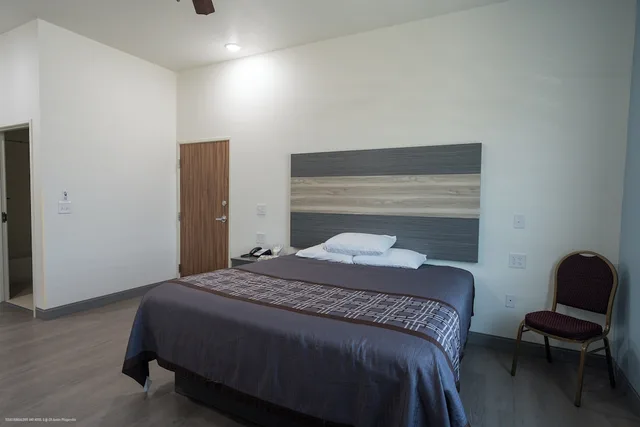 غرفة اقتصادية مفردة بسرير كينج، The Bungalows Hotel Event Center 2/2