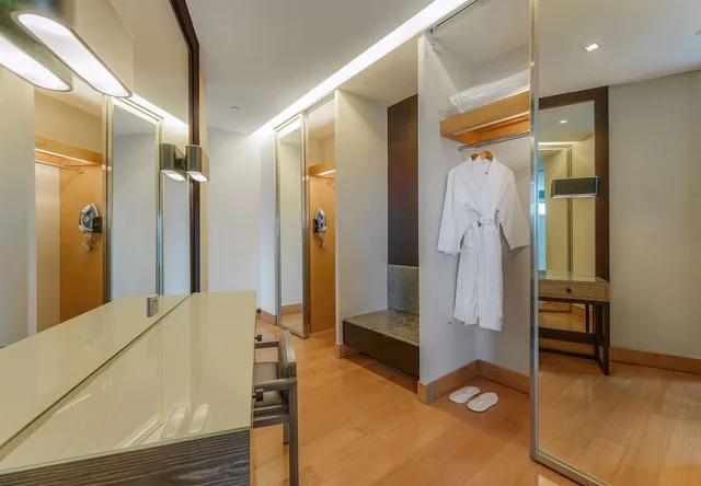 Lifestyle, Executive, Suite, King Bed, Lake View، Hilton Kuala Lumpur 7/7