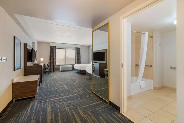 غرفة قياسية بسرير كوين لذوي الإعاقة، Hampton Inn Suites Plattsburgh 4/6