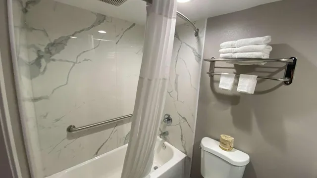 2 Queen Beds - Non-Smoking, Micfridge، Motel6 Bullhead City, AZ 7/7