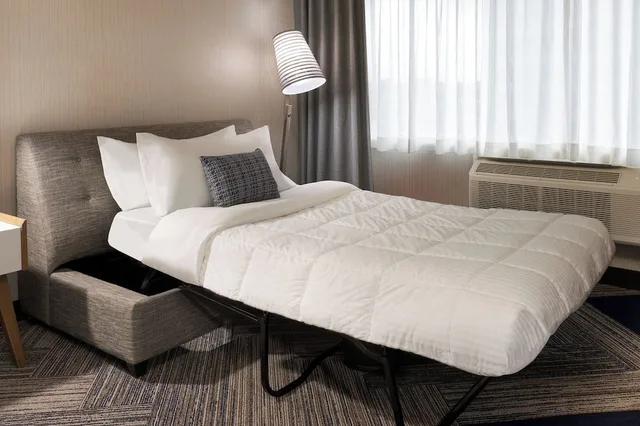 غرفة بسرير كينج مع أريكة، Four Points by Sheraton Windsor Downtown 3/5
