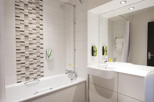 غرفة عائلية ثلاثية بسرير مزدوج وسرير فردي بإطلالة على النهر، Premier Inn Bedford Town Centre (Riverside) 2/2