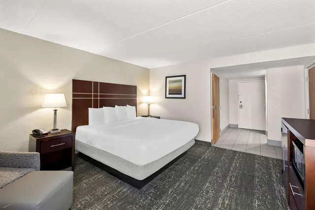 Room, King Bed, Bathtub, Accessible, Best Western Luxbury Inn Fort Wayne 2/3