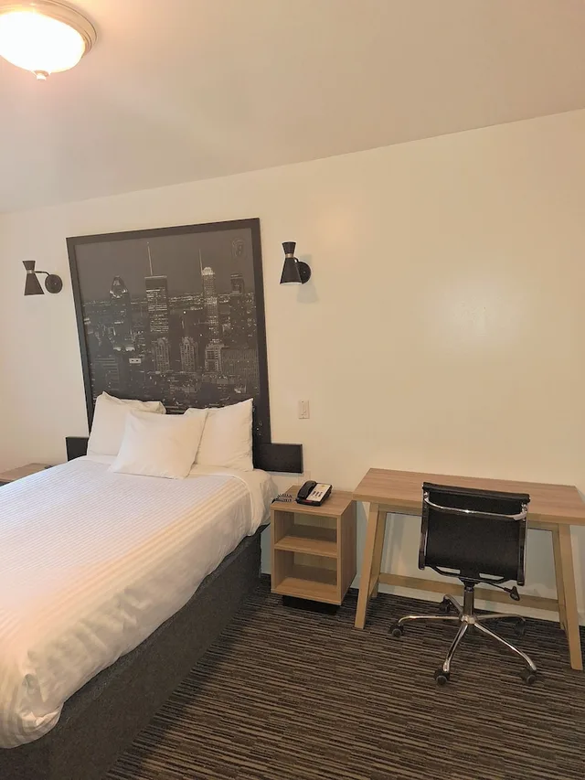غرفة بسرير مزدوج للمدخنين، Super 8 by Wyndham Montreal 1/2