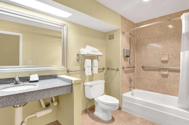 جناح بسرير كوين لذوي الإعاقة، Hotel Nexus, BW Signature Collection 4/6