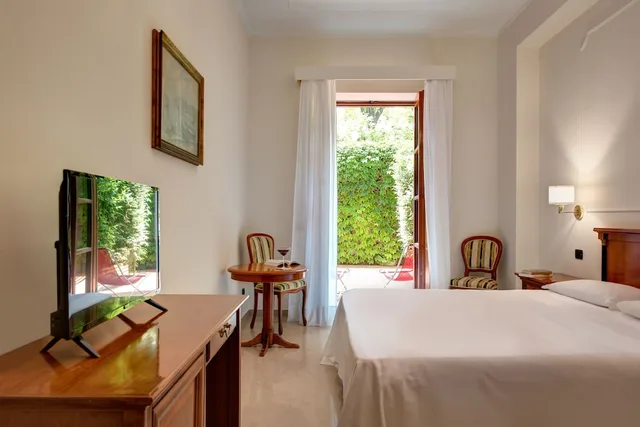 غرفة كلاسيكية بسريرين منفصلين بغرفة نوم واحدة، Majestic Palace Sorrento, Curio Collection by Hilton 1/5