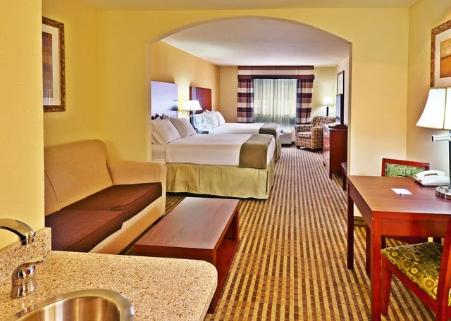 جناح بسريرين كوين بمنطقة جلوس، Holiday Inn Express Hotel And Suites Ponca City 2/2