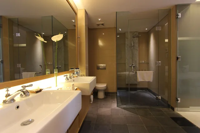 Suite, King Bed, Ossotel Legian Bali 3/5