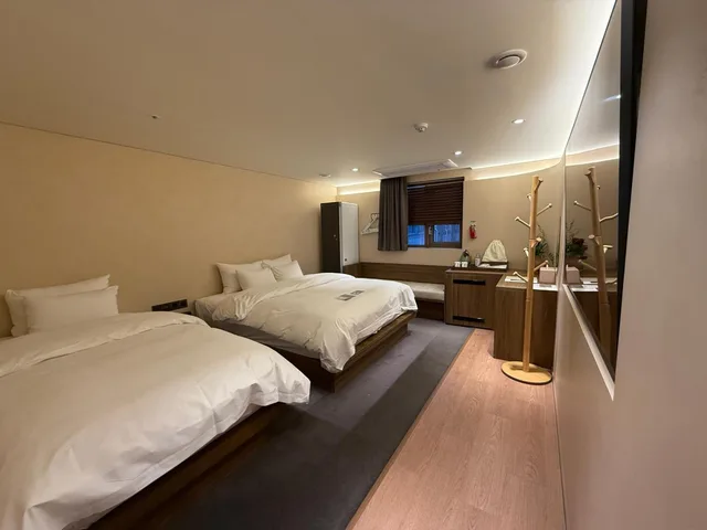 غرفة ديلوكس بسريرين منفصلين وسرير كينج وسرير فردي، Jamsil Orosie Tourist Hotel 1/1