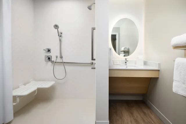 جناح بسرير كوين بغرفة نوم واحدة مع أريكة، TownePlace Suites by Marriott Plant City 3/3