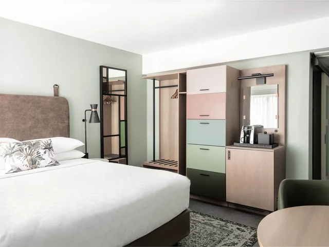 Standard, King Bed, Accessible, Holiday Inn Express St Louis Central West End 1/3
