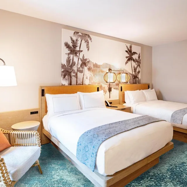 غرفة بسريرين كوين بإطلالة على المسبح بشرفة، Hale Hokuala Kauai, Curio Collection By Hilton 2/4