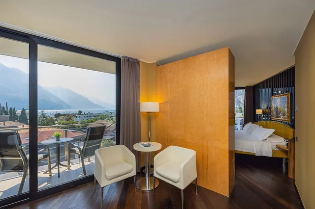 جناح جونيور بسرير كوين بإطلالة على البحيرة بشرفة، Hotel Garda 7/10