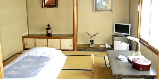 غرفة يابانية بفراش فوتون وسرير فردي بحمام مشترك، Daibutsu Ryokan 2/3