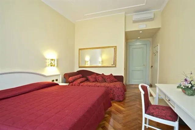 غرفة ثلاثية بإطلالة على البحيرة، Hotel Excelsior Splendide 1/6