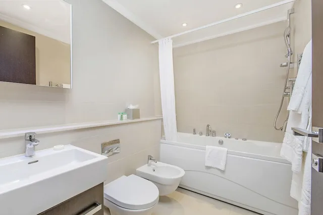 4 Bedrooms, Penthouse Suite, Apartment, 4 King Beds، 130 Queensgate Apartments 5/9