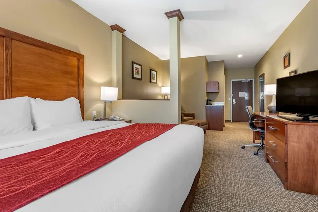 جناح بسرير كينج مع أريكة، COMFORT INN & SUITES NEAR MT. RUSHMORE 1/5