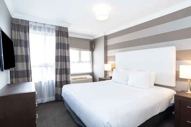 جناح غراند بسرير كينج مع أريكة بجاكوزي بمطبخ، Sandman Hotel Edmonton West 2/6