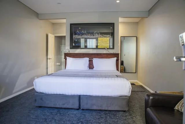 غرفة بسرير كينج بإطلالة على المسبح، Maand Up Accommodation 4/8