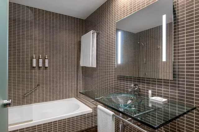 غرفة بسرير كوين، AC Hotel by Marriott Madrid Airport 5/5