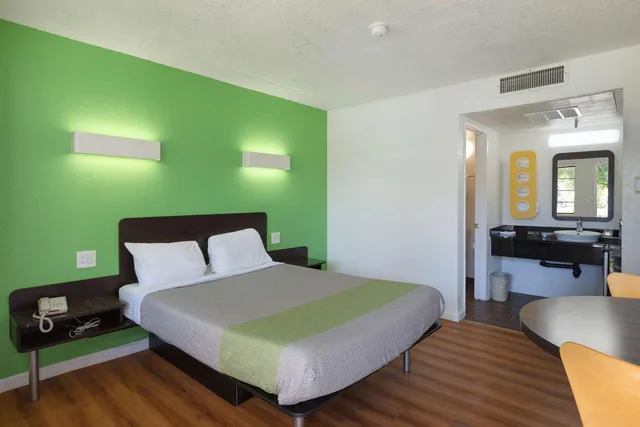 غرفة بسرير كوين، Motel6 Barstow, CA 1/10