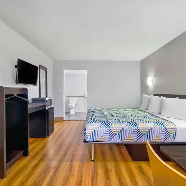 1 King Bed Mobility Accessible Tub Smk، Motel6 Plano, TX - Plano Northeast 1/7