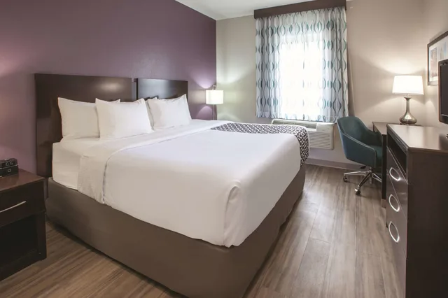 غرفة بسرير كينج، La Quinta Inn & Suites by Wyndham New Cumberland-Harrisburg 1/8