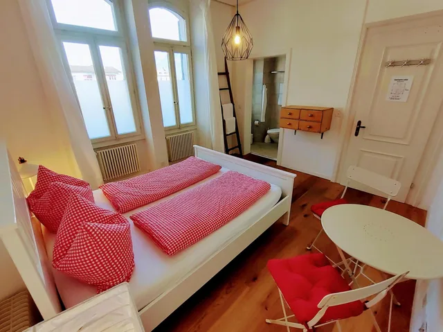غرفة بسرير مزدوج بحمام خاص، Adventure Hostel Interlaken 1/1