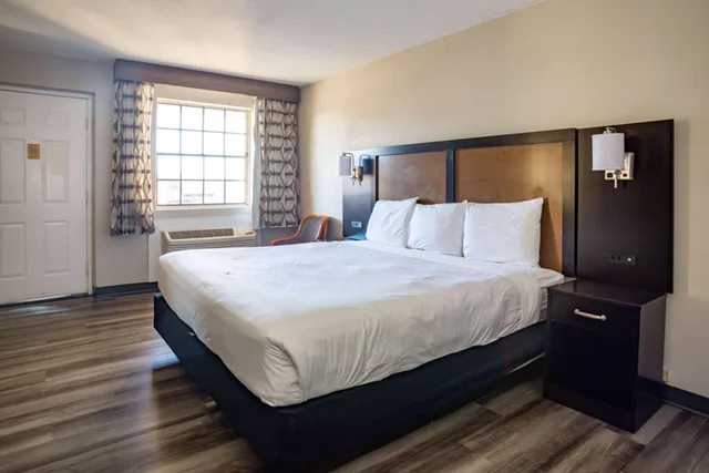 غرفة ديلوكس بسرير كينج، Baymont by Wyndham Austin University Area 1/2