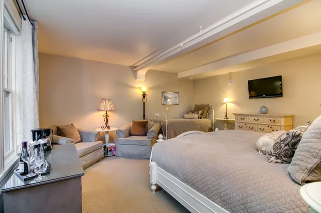 Room, King Bed, Winchester Inn 1/3