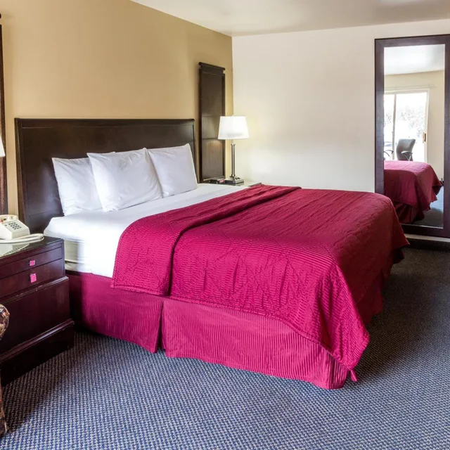 غرفة بسرير كينج بشرفة مع أريكة، Cedars Inn 1/7
